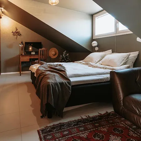 Huoneisto Seaview Loft With Private Balcony And Sauna